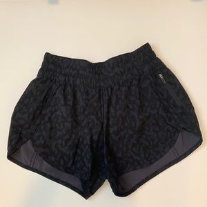 Lululemon Tracker Short 5” black leopard print size 6